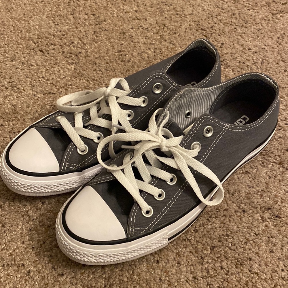 Women’s gray converse low top sneakers